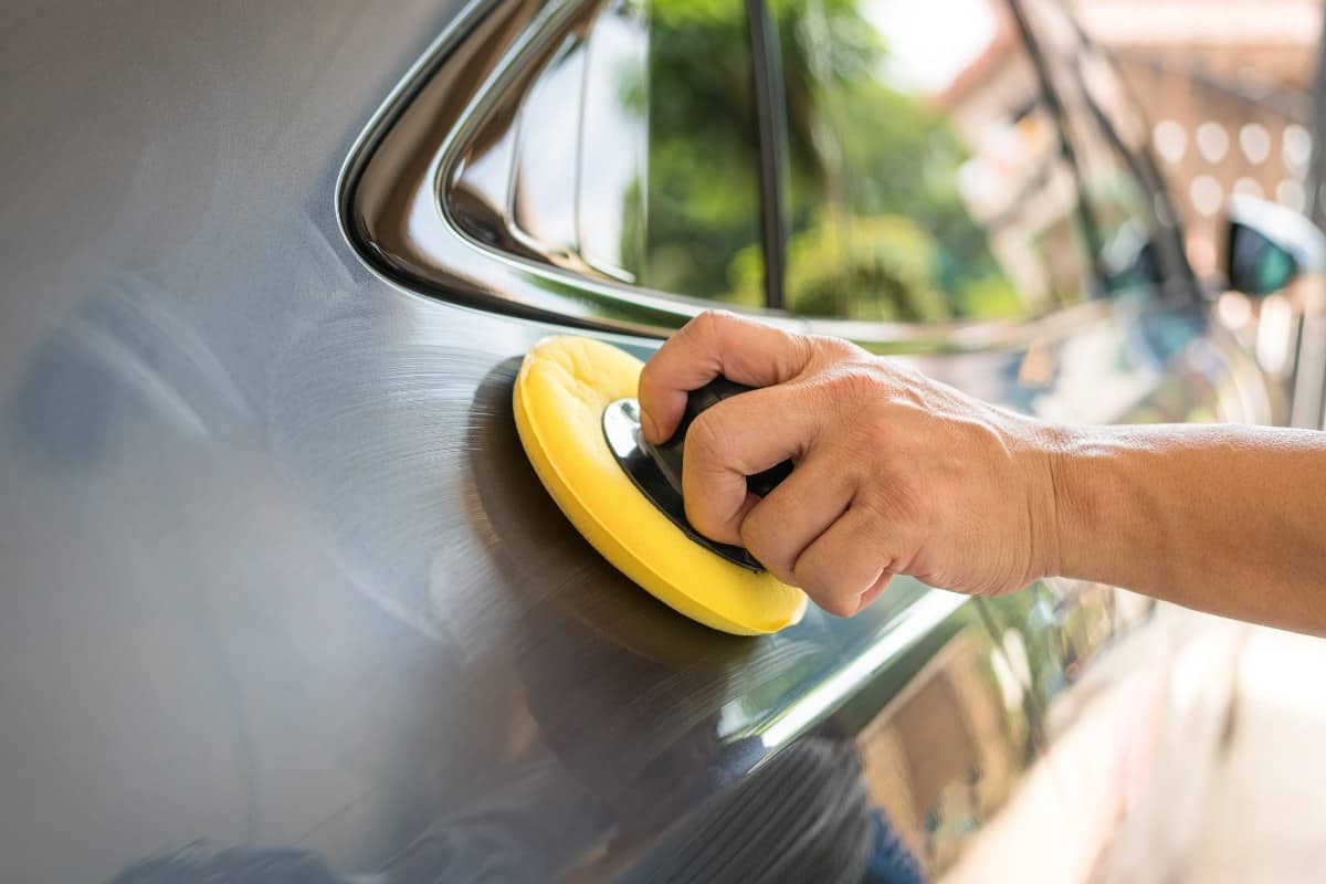 Aplicación de cera protectora en el coche