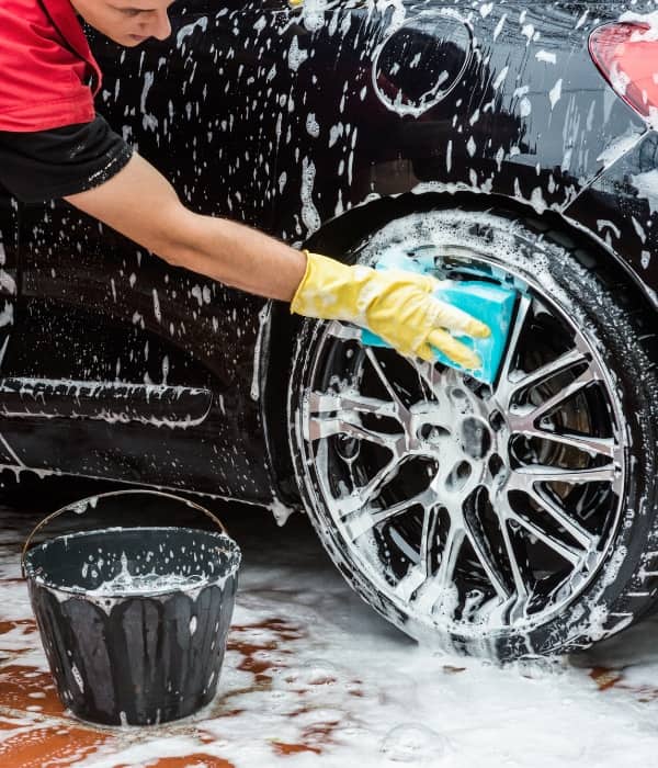 Lavar el coche en vía pública