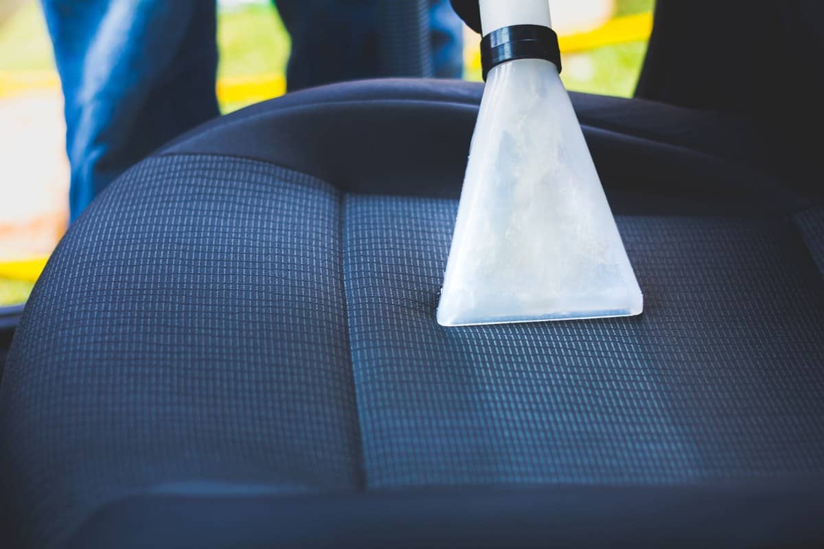 Trucos para limpiar la tapicería del coche